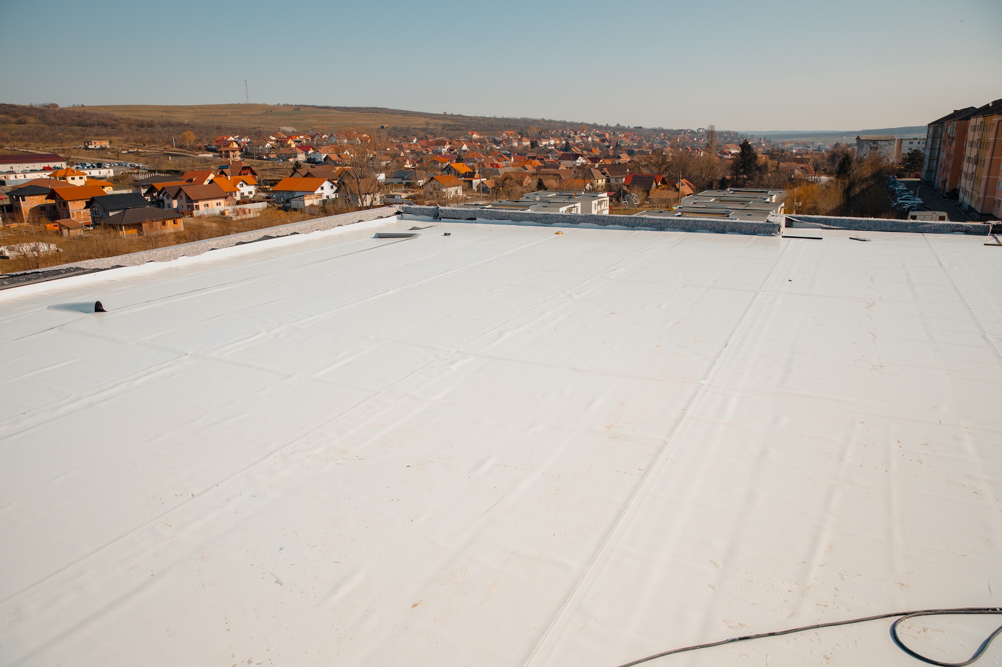 the-benefits-of-flat-roof-replacement:-why-it’s-worth-the-investment